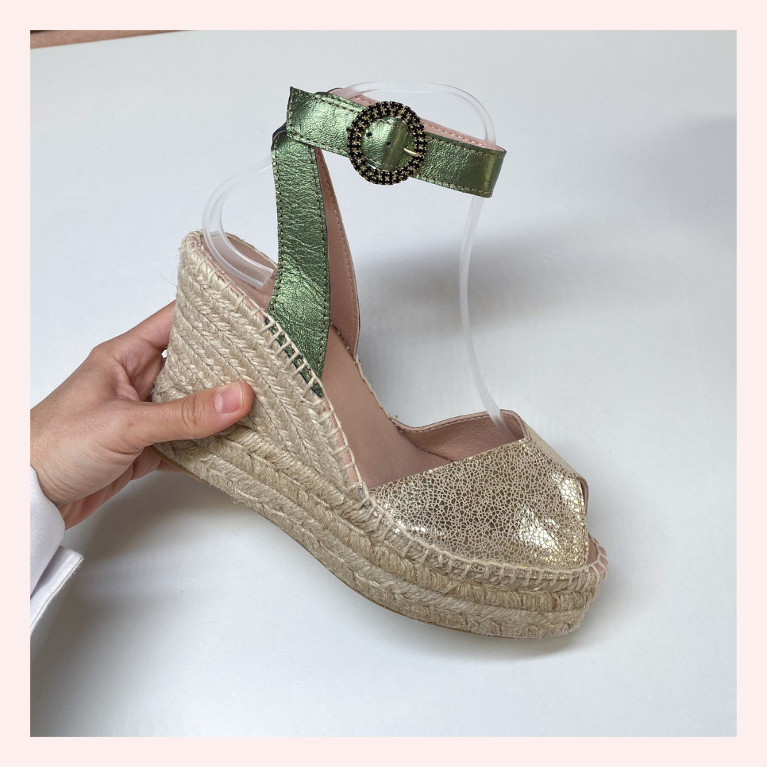 Alpargatas doradas con plataforma para invitada a boda. Elegancia y comodidad. Fabricación artesanal propia en España.