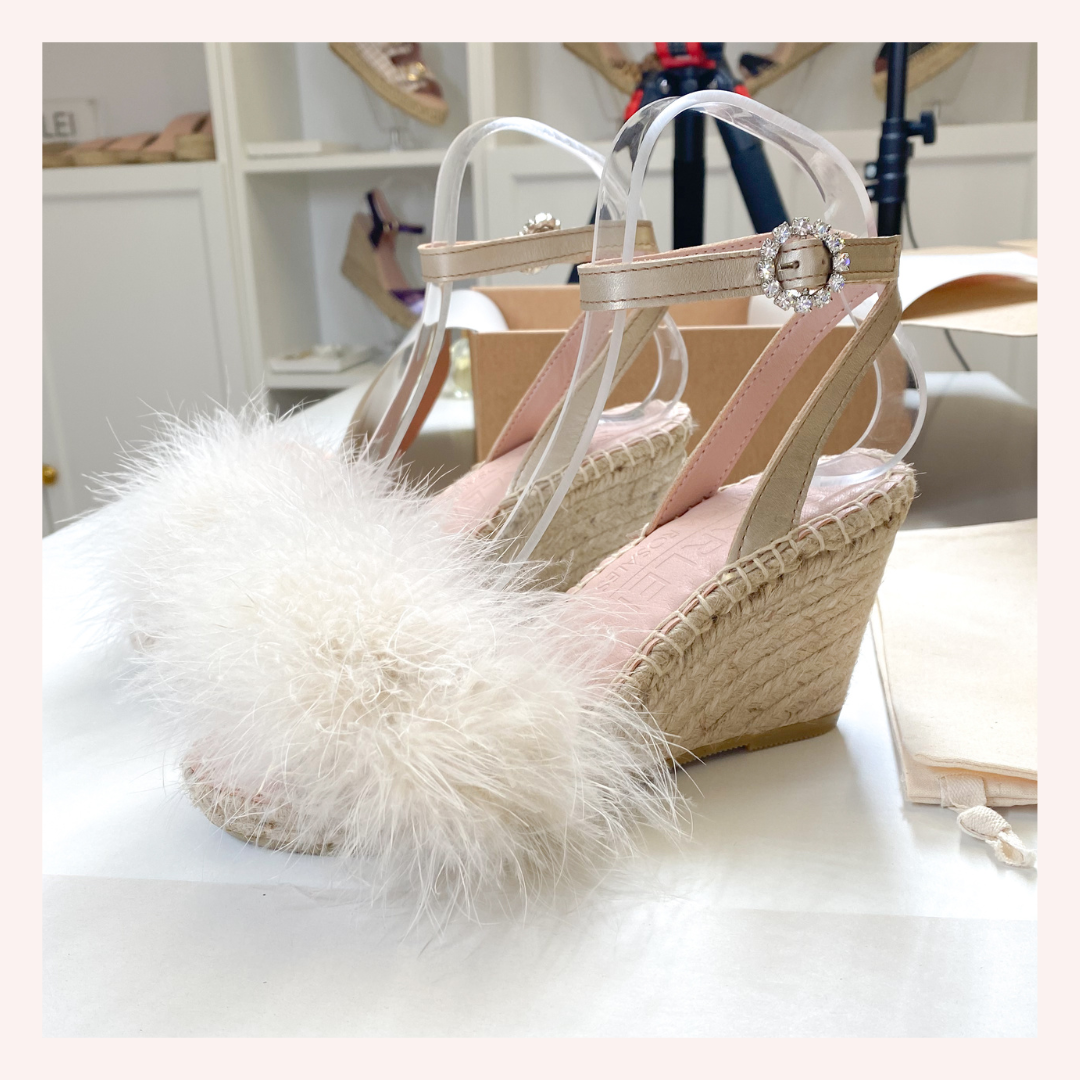 La historia detrás de las alpargatas de novia con plumas de marabú en color beige