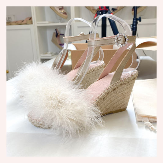 La historia detrás de las alpargatas de novia con plumas de marabú en color beige