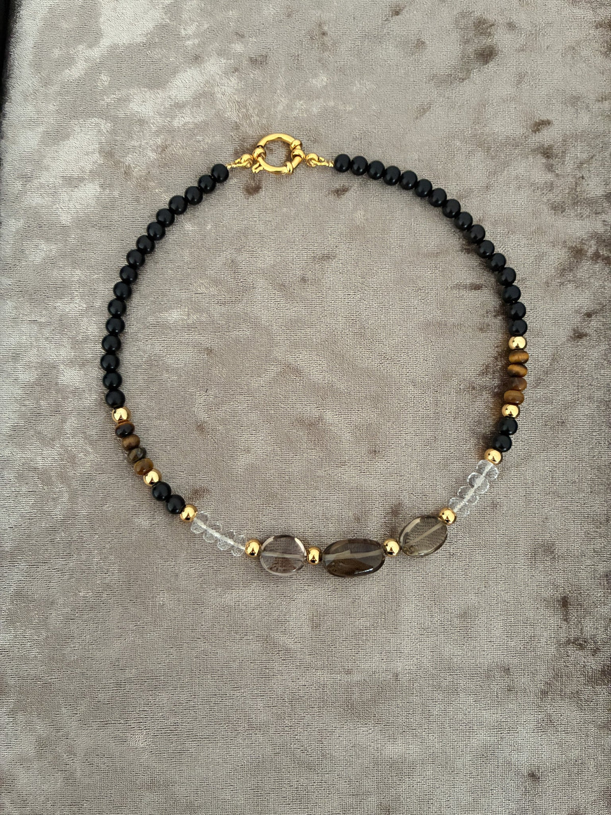 Joyería con ébano y piedras semipreciosas