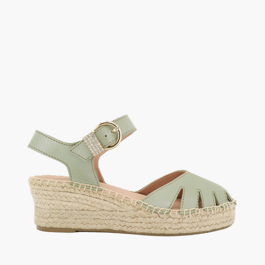 Alpargatas elegantes de cuña baja en tono verde perlado con hebilla joya exclusiva de Starlei.