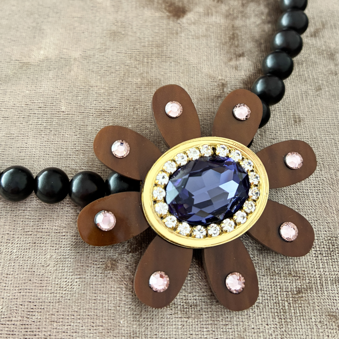 Collar ADIN ébano y flor oval cristal tanzanite